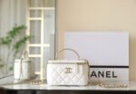 CHANEL 25S VANITY BAG 17 CM IN WHITE LAMBSKIN WITH PEARL STRAP - Image 2