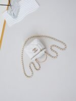 CHANEL 25S MINI VANITY BAG 11 CM IN WHITE LAMBSKIN WITH CRYSTAL-EMBELLISHED CC LOGO - Image 2