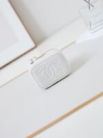 CHANEL 25S MINI VANITY BAG 11 CM IN WHITE LAMBSKIN WITH CRYSTAL-EMBELLISHED CC LOGO - Image 15