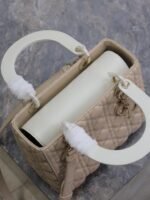 MEDIUM LADY BAG 24 IN POWDER BEIGE QUILTED MACROCANNAGE CALFSKIN METAL CHARM - Image 3