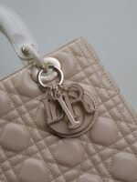 MEDIUM LADY BAG 24 IN POWDER BEIGE QUILTED MACROCANNAGE CALFSKIN METAL CHARM - Image 4
