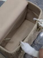 MEDIUM LADY BAG 24 IN POWDER BEIGE QUILTED MACROCANNAGE CALFSKIN METAL CHARM - Image 2