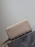 MEDIUM LADY BAG 24 IN POWDER BEIGE QUILTED MACROCANNAGE CALFSKIN METAL CHARM - Image 6