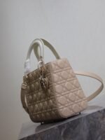 MEDIUM LADY BAG 24 IN POWDER BEIGE QUILTED MACROCANNAGE CALFSKIN METAL CHARM - Image 7