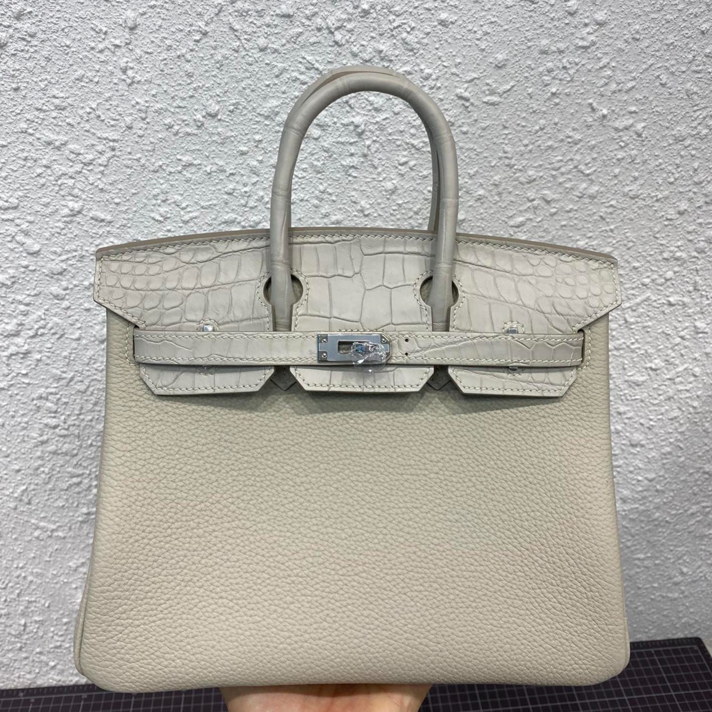 Image_20231024150322_c6ef1d24-c213-4697-9a43-a87707ceceab HM BIRKIN 25CM GRIS PERLE CROCODILE AND TOGO LEATHER SILVER HARDWARE - Image 1