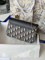 DIOR 25S MEDIUM SADDLE POUCH WITH CHAIN 21 IN BLUE BLACK DIOR OBLIQUE JACQUARD CANVAS AND CALFSKIN - Image 2