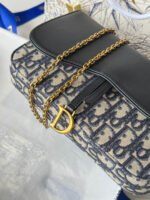 DIOR 25S MEDIUM SADDLE POUCH WITH CHAIN 21 IN BLUE BLACK DIOR OBLIQUE JACQUARD CANVAS AND CALFSKIN - Image 4