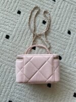 CHANEL 25S VANITY BAG 17 IN LIGHT PINK CAVIAR LEATHER WITH GOLD HARDWARE - Image 2