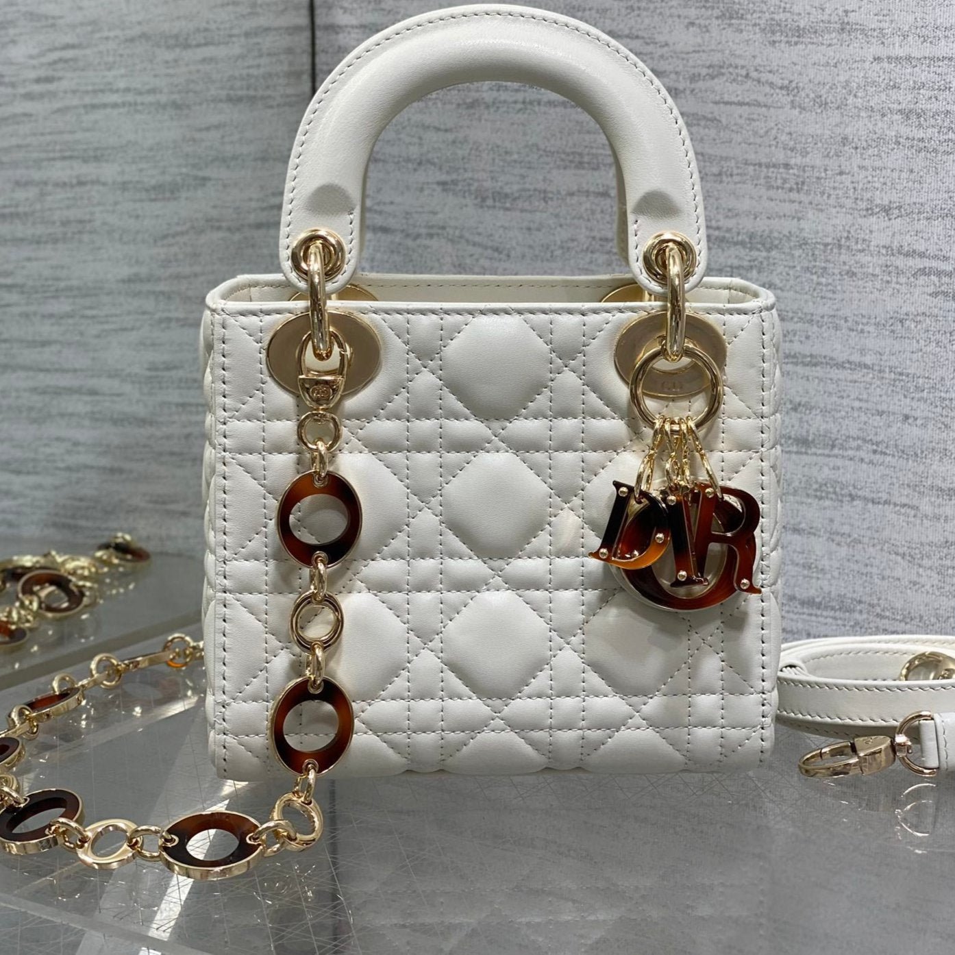 img_2b46f204_20241008_i1728331598_7702_1_jpg MINI 17 LADY BAG IN WHITE MACROCANNAGE LAMBSKIN WITH GOLD HARDWARE - Image 1