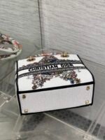DIOR 25S SMALL LADY D-LITE BAG 24 IN WHITE RED DIOR STAR EMBROIDERY - Image 17