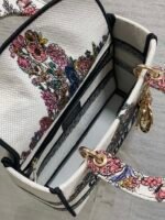 DIOR 25S SMALL LADY D-LITE BAG 24 IN WHITE RED DIOR STAR EMBROIDERY - Image 16