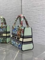 DIOR 25S SMALL LADY D-LITE BAG 24 IN BLUE AND WHITE CANVAS FLORAL EMBROIDERY - Image 15