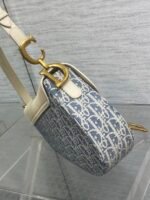 DIOR 25S SOFT SADDLE BAG 25 IN BLUE DIOR OBLIQUE CHAMBRAY AND IVORY SMOOTH CALFSKIN - Image 4