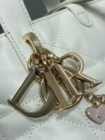 DIOR 25S TOUJOURS VERTICAL TOTE BAG 18 IN IVORY CALFSKIN WITH CHARM BRACELET STRAP - Image 4