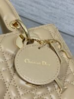 DIOR 25S MEDIUM LADY BAG 24 IN POWDER BEIGE CALFSKIN GOLD HARDWARE - Image 15