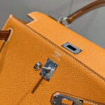 KELLY 25CM IN GOLD EPSOM CALFSKIN SILVER HARDWARE - Image 15
