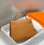 KELLY 25CM IN GOLD EPSOM CALFSKIN SILVER HARDWARE - Image 13
