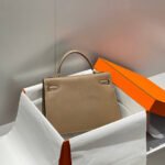 KELLY 32CM IN ETOUPE EPSOM CALFSKIN GOLD HARDWARE - Image 3
