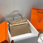 KELLY 32CM IN ETOUPE EPSOM CALFSKIN GOLD HARDWARE - Image 11