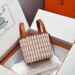 PICOTIN LOCK 18 BAG IN GOLD CALFSKIN ÉCRU/BEIGE/FAUVE/ROSE POP/NOIR EMBROIDERY PLAID CANVAS - Image 11