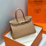 25S HERMES BIRKIN 30 IN COFFEE CALFSKIN GOLD HARDWARE - Image 10