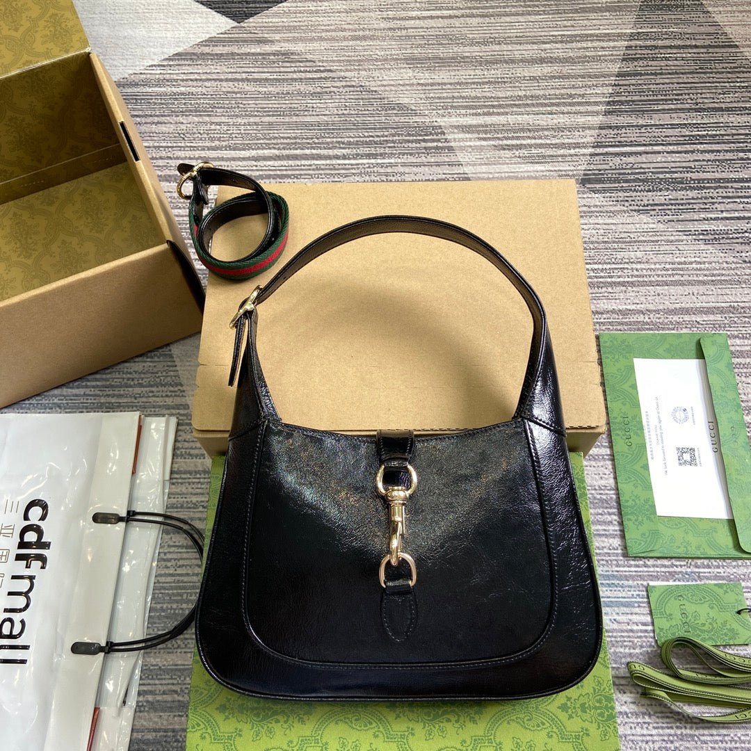 img_545dbde1_20240405_i1712322290_8512_1_jpg JACKIE SMALL SHOULDER BAG 27 IN BLACK CRACKED LACQUER CALFSKIN GOLD HARDWARE - Image 1