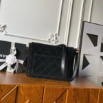 CHANEL 25S SHOULDER BAG 30 IN BLACK SUEDE WITH GOLD HARDWARE - Image 11