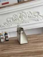 HM 26S KELLY MINI 22MM IN MILKY WHITE CROC EMBOSSED CALFSKIN SILVER KELLY BUCKLE - Image 17