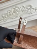 HM 26S KELLY MINI 22MM IN DARK BROWN CROC EMBOSSED CALFSKIN SILVER KELLY BUCKLE - Image 15