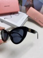 GLIMPSE CAT EYE SUNGLASSES 555886 IN BLACK ACETATE - Image 4