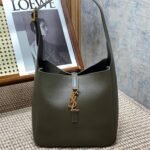 LE 5 À 7 SMALL SUPPLE 22 IN DARK GREEN CALFSKIN GOLD BUCKLE - Image 10