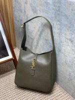 LE 5 À 7 SMALL SUPPLE 22 IN DARK GREEN CALFSKIN GOLD BUCKLE - Image 11