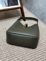 LE 5 À 7 SMALL SUPPLE 22 IN DARK GREEN CALFSKIN GOLD BUCKLE - Image 12