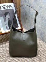 LE 5 À 7 SMALL SUPPLE 22 IN DARK GREEN CALFSKIN GOLD BUCKLE - Image 13