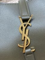 LE 5 À 7 SMALL SUPPLE 22 IN DARK GREEN CALFSKIN GOLD BUCKLE - Image 14