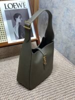 LE 5 À 7 SMALL SUPPLE 22 IN DARK GREEN CALFSKIN GOLD BUCKLE - Image 16
