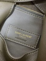 LE 5 À 7 SMALL SUPPLE 22 IN DARK GREEN CALFSKIN GOLD BUCKLE - Image 9