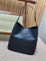LE 5 À 7 LARGE SUPPLE BAG 31 IN BLACK CALFSKIN - Image 2