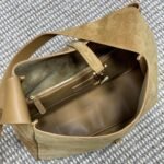 LE 5 À 7 SUPPLE BAG 31 IN PEANUT BROWN SUEDE - Image 12