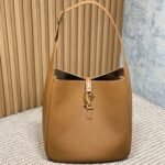 LE 5 À 7 LARGE SUPPLE BAG 31 IN TORTILLA BROWN CALFSKIN - Image 10