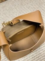 LE 5 À 7 LARGE SUPPLE BAG 31 IN TORTILLA BROWN CALFSKIN - Image 17
