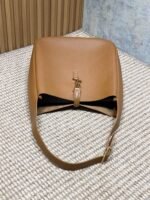 LE 5 À 7 LARGE SUPPLE BAG 31 IN TORTILLA BROWN CALFSKIN - Image 18