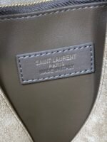 LE 5 À 7 SUPPLE BAG 31 IN KHAKI BROWN SUEDE - Image 8