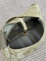 LE 5 À 7 SUPPLE BAG 31 IN KHAKI BROWN SUEDE - Image 18