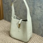 LE 5 À 7 SMALL SUPPLE 22 IN WHITE CALFSKIN GOLD BUCKLE - Image 3