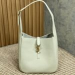 LE 5 À 7 SMALL SUPPLE 22 IN WHITE CALFSKIN GOLD BUCKLE - Image 10
