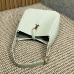 LE 5 À 7 SMALL SUPPLE 22 IN WHITE CALFSKIN GOLD BUCKLE - Image 5