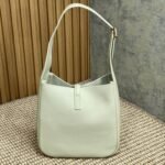 LE 5 À 7 SMALL SUPPLE 22 IN WHITE CALFSKIN GOLD BUCKLE - Image 6