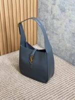 LE 5 À 7 SMALL SUPPLE 22 IN NEPAL BLUE CALFSKIN GOLD BUCKLE - Image 3