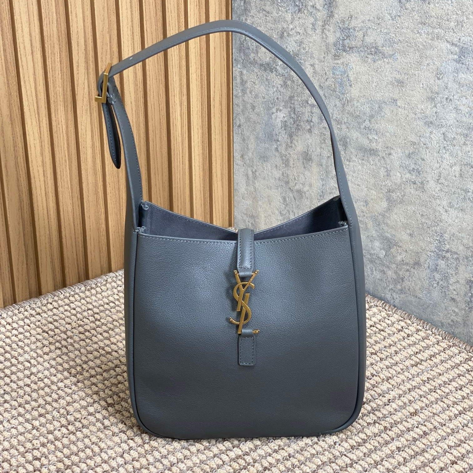img_aed707d3_20240415_a1713165808890_0847_jpg LE 5 À 7 SMALL SUPPLE 22 IN NEPAL BLUE CALFSKIN GOLD BUCKLE - Image 1